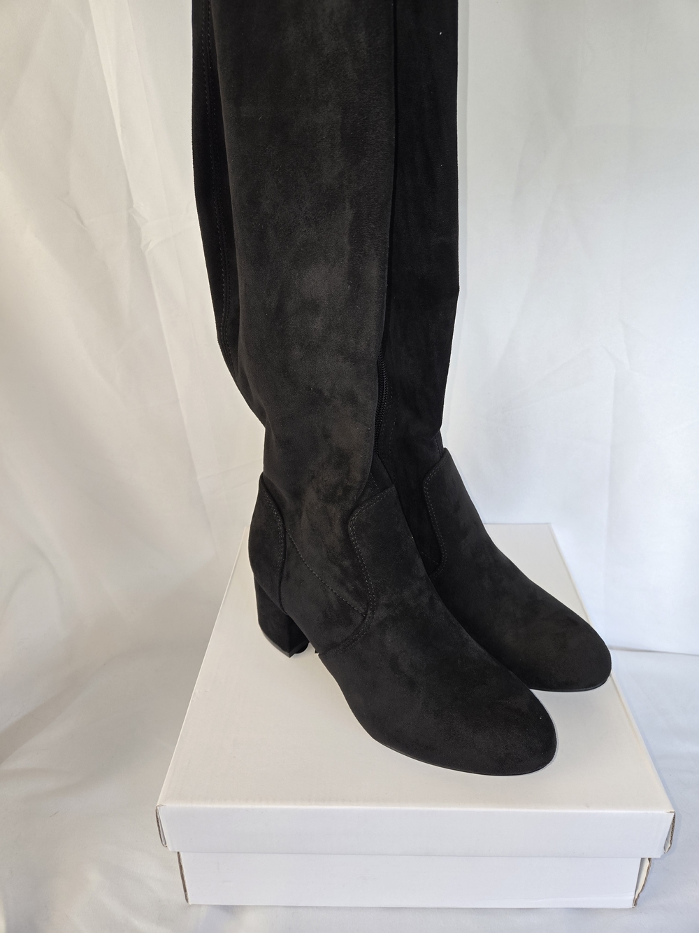Shoe'N Tale Women's Black Suede Knee High Boots Zip Stretch Round Toe 6